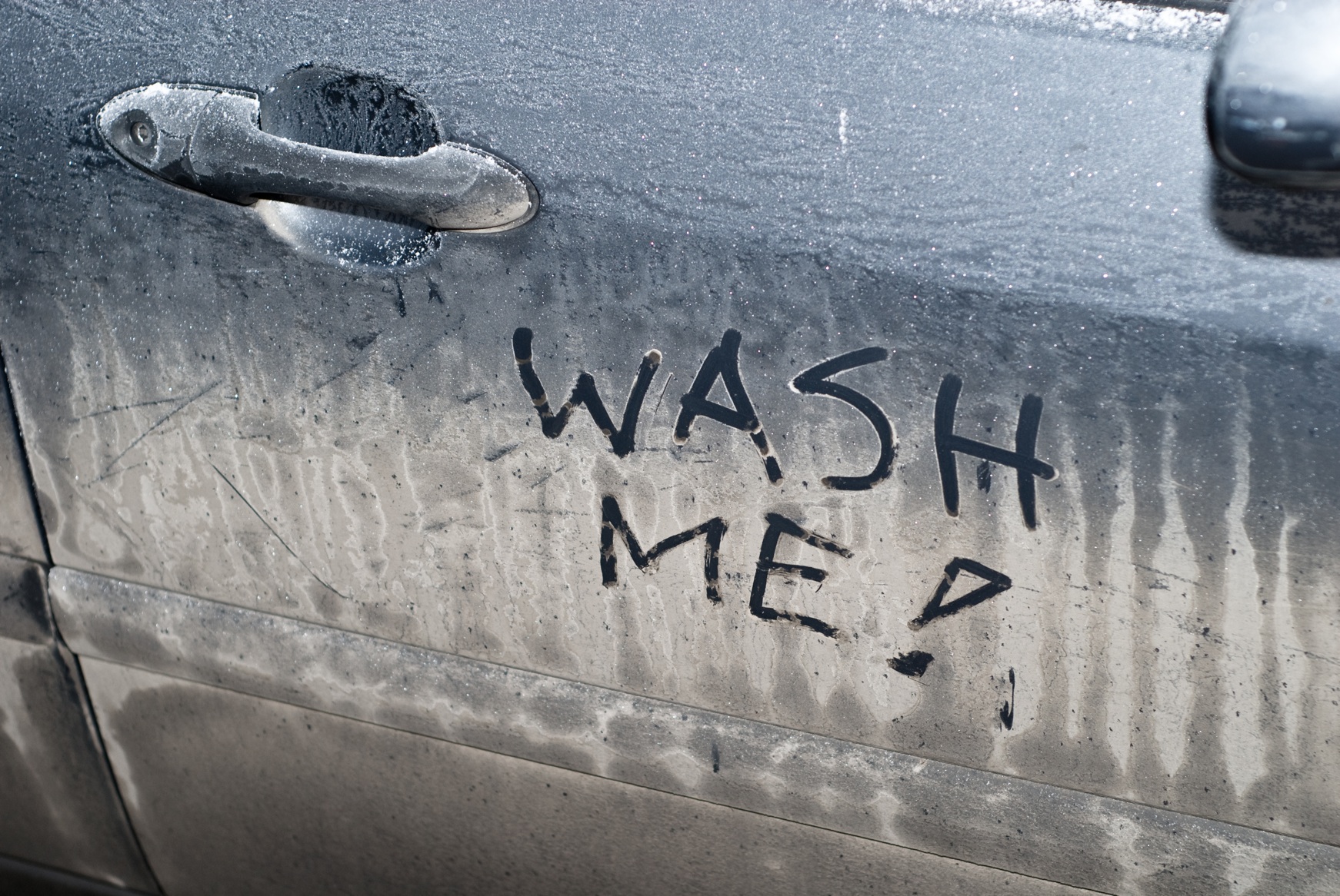 sucio para lavar el coche después de un viaje